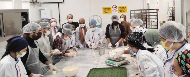 GAÜN GASTRONOMİ VE MUTFAK SANATLARI BÖLÜMÜ ÖĞRENCİLERİ GLUTENSİZ UNLU MAMÜLLER ÜRETİM TESİSİNDE-2