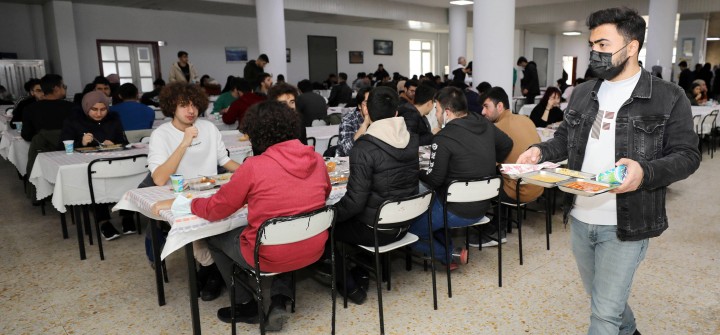 GAZİANTEP ÜNİVERSİTESİNDE ÖĞRENCİLERE 3 ÇEŞİT YEMEK 1 LİRA-1