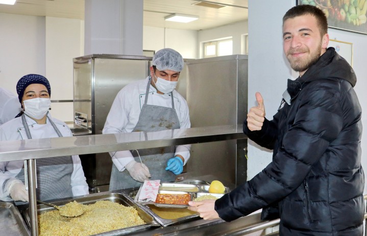 Gaziantep Ãniversitesinde öÄrencilere 3 çeÅit yemek 1 lira