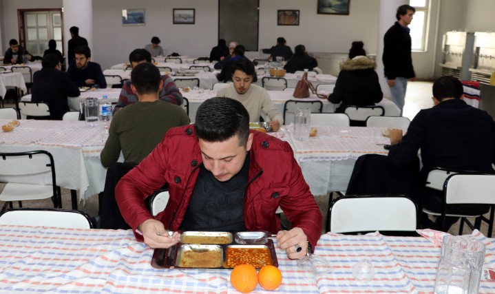 Gaziantep Ãniversitesinde öÄrencilere 3 çeÅit yemek 1 lira