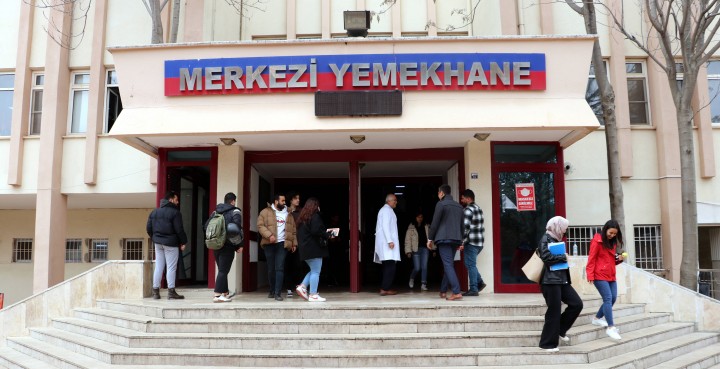 Gaziantep Ãniversitesinde öÄrencilere 3 çeÅit yemek 1 lira