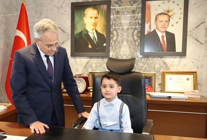 REKTÖR ÖZAYDIN, 23 NİSAN’DA KOLTUĞUNU DEVRETTİ - (1)