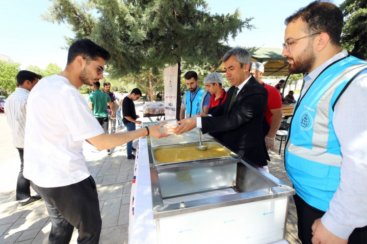 DİYANETTEN FİNAL ÖNCESİ ÖĞRENCİLERE ÇORBA İKRAMI - (1)