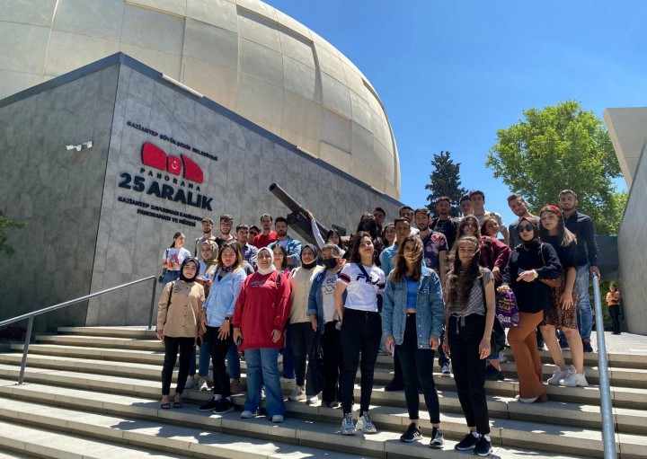 OĞUZELİ MESLEK YÜKSEKOKULU ÖĞRENCİLERİ KENTİN TARİHİ İLE BÜTÜNLEŞİYOR - (1)