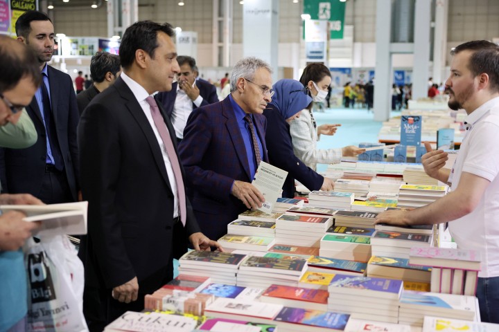 REKTÖR PROF. DR. ÖZYADIN KİTAP FUARI’NDA OKURLARIYLA BULUŞTU - (2)