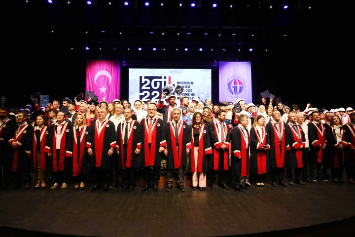 GAÜN MÜHENDİSLİK FAKÜLTESİNDE COŞKULU MEZUNİYET TÖRENİ - (3)