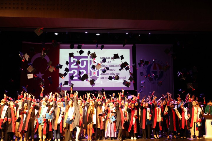 GAÜN SOSYAL BİLİMLER MYO MEZUNİYET SEVİNCİ-1