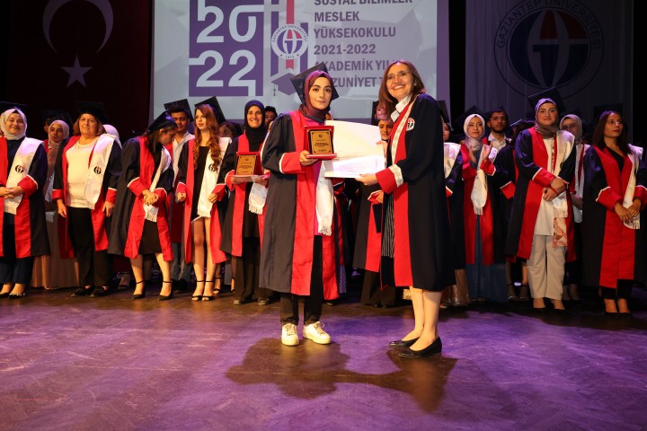 GAÜN SOSYAL BİLİMLER MYO MEZUNİYET SEVİNCİ-3