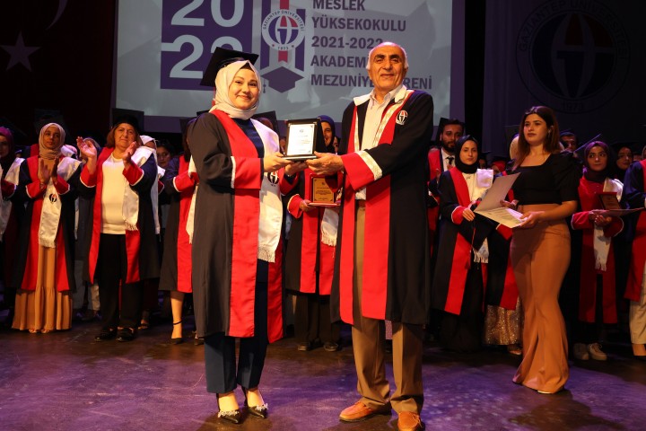 GAÜN SOSYAL BİLİMLER MYO MEZUNİYET SEVİNCİ-4