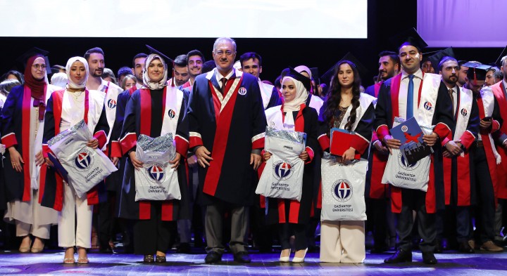 GAÜN İKTİSAT VE İDARİ BİLİMLER FAKÜLTESİ ÖĞRENCİLERİNİ MEZUN ETTİ-4