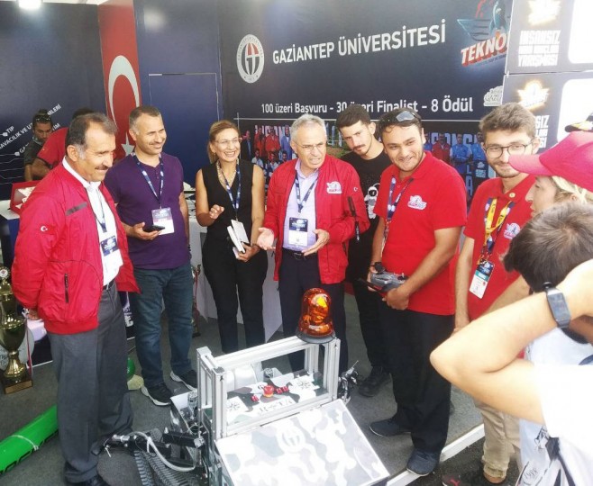 GAÜN ÖĞRENCİLERİ ÖDÜLLERİNİ CUMHURBAŞKANI ERDOĞAN’DAN ALDI-3