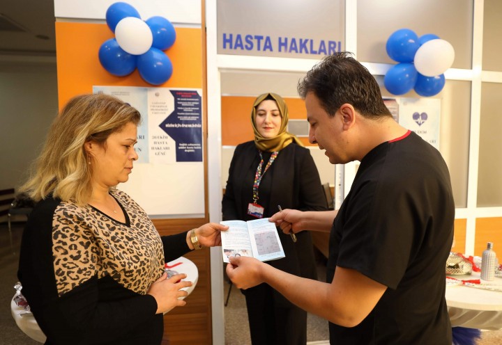 GAÜN DİŞ HEKİMLİĞİ FAKÜLTESİ’NDE HASTALARA KARANFİL DAĞITILDI-1