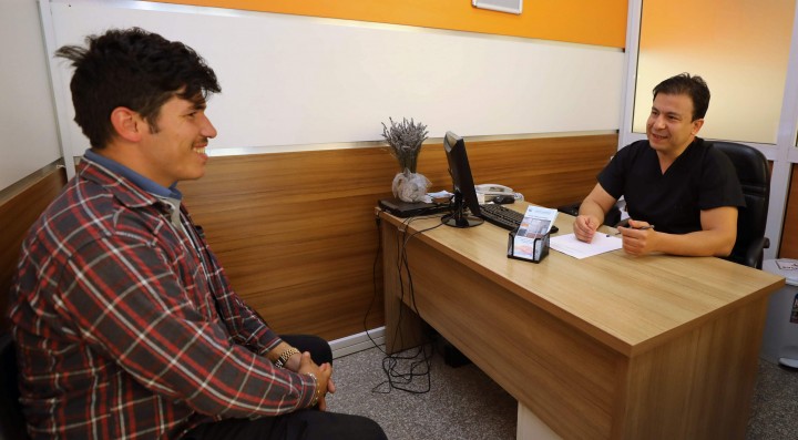 GAÜN DİŞ HEKİMLİĞİ FAKÜLTESİ’NDE HASTALARA KARANFİL DAĞITILDI-2