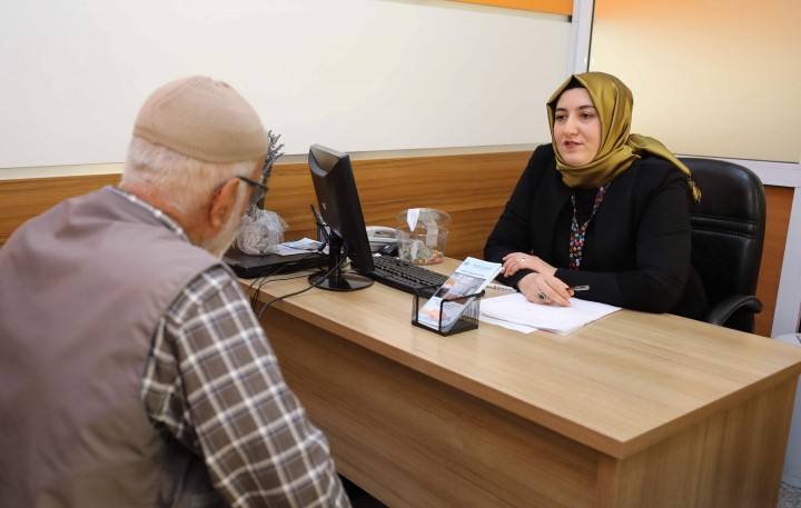 GAÜN DİŞ HEKİMLİĞİ FAKÜLTESİ’NDE HASTALARA KARANFİL DAĞITILDI-3