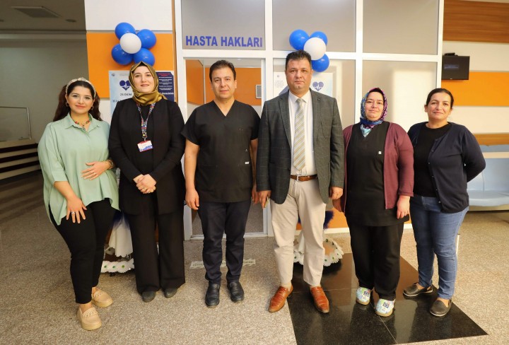 GAÜN DİŞ HEKİMLİĞİ FAKÜLTESİ’NDE HASTALARA KARANFİL DAĞITILDI-4