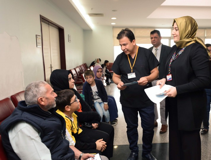 GAÜN DİŞ HEKİMLİĞİ FAKÜLTESİ’NDE HASTALARA KARANFİL DAĞITILDI-5