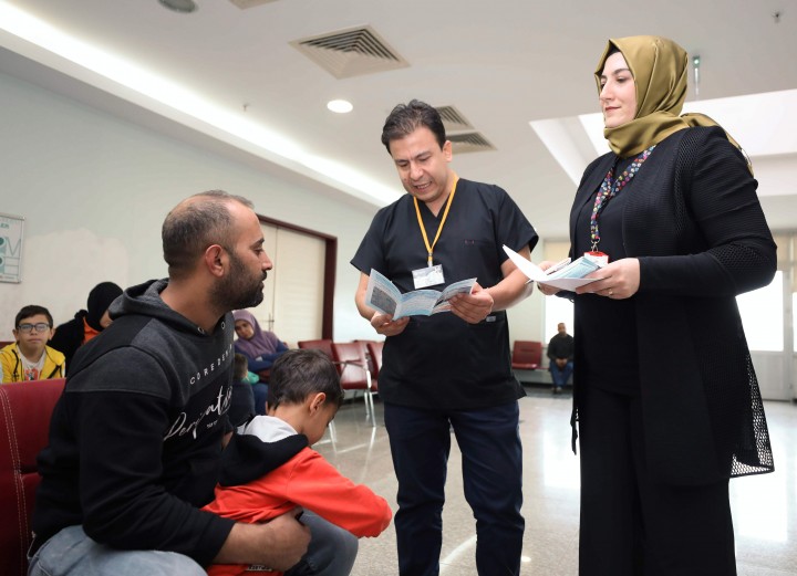 GAÜN DİŞ HEKİMLİĞİ FAKÜLTESİ’NDE HASTALARA KARANFİL DAĞITILDI-6