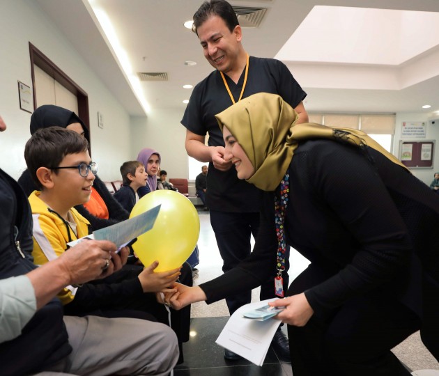 GAÜN DİŞ HEKİMLİĞİ FAKÜLTESİ’NDE HASTALARA KARANFİL DAĞITILDI-7