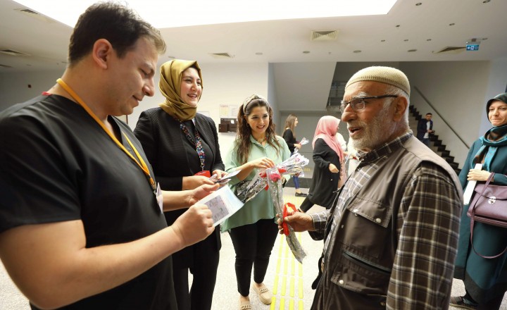 GAÜN DİŞ HEKİMLİĞİ FAKÜLTESİ’NDE HASTALARA KARANFİL DAĞITILDI-8