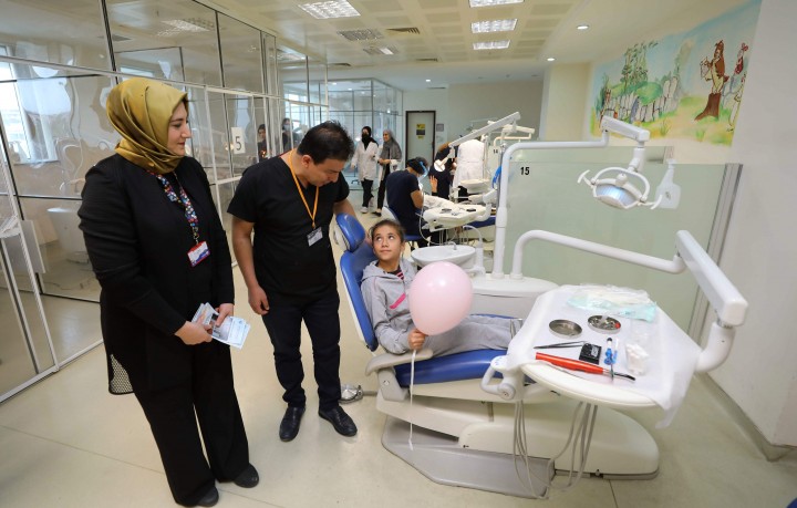 GAÜN DİŞ HEKİMLİĞİ FAKÜLTESİ’NDE HASTALARA KARANFİL DAĞITILDI-9