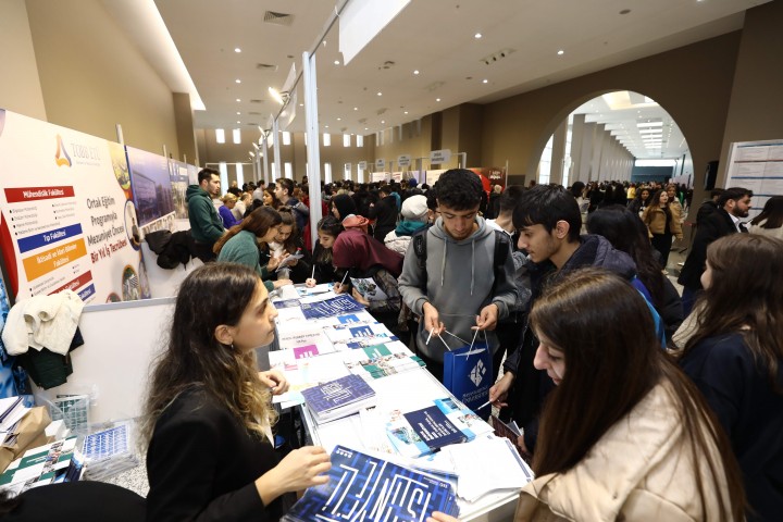 GAZİANTEP ÜNİVERSİTE BÖLÜM TANITIM VE KARİYER FUARI’NA YOĞUN İLGİ-4