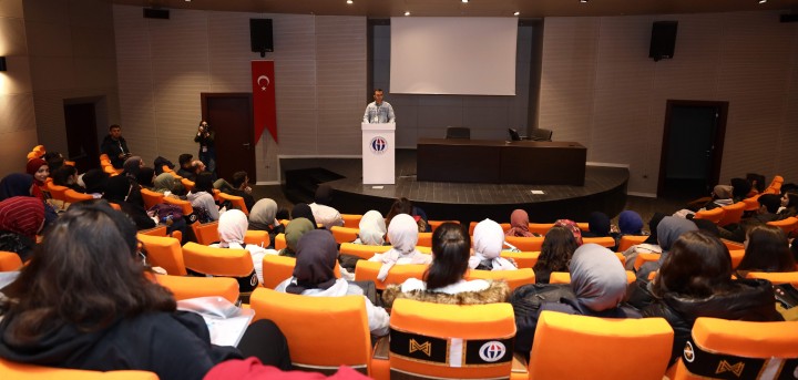 GAZİANTEP ÜNİVERSİTE BÖLÜM TANITIM VE KARİYER FUARI’NA YOĞUN İLGİ-7