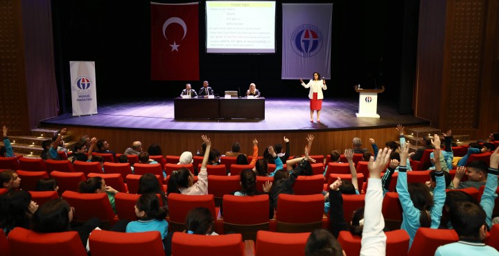 GAÜN’DE E- DÜNYADA ÇOCUK OLMAK ETKİNLİĞİ-1