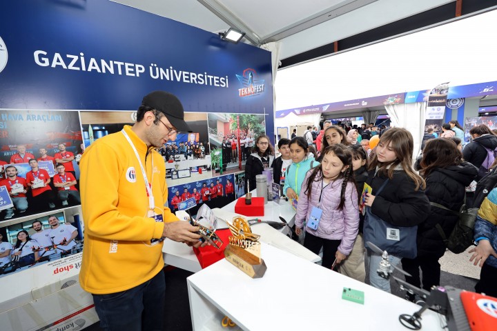 TEKNOFEST’E GAÜN STANTINDA ZİYARETÇİ AKINI-1
