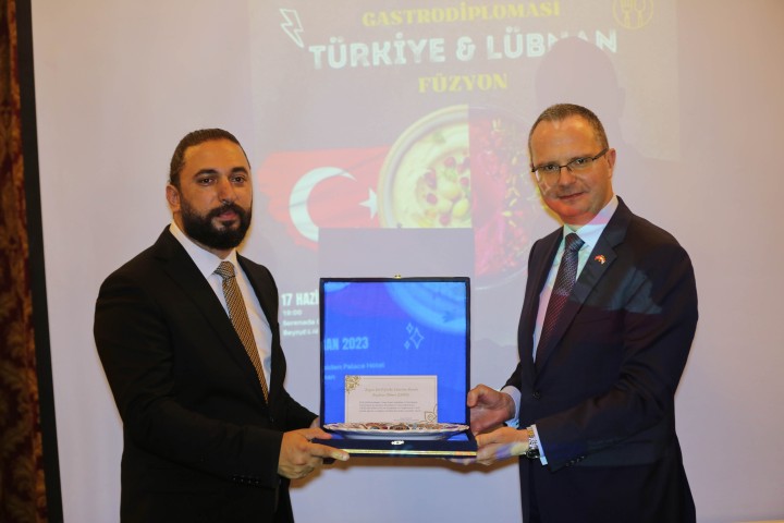 TÜRK VE LÜBNAN LEZZETLERİ AYNI TABAKTA BULUŞTU-13