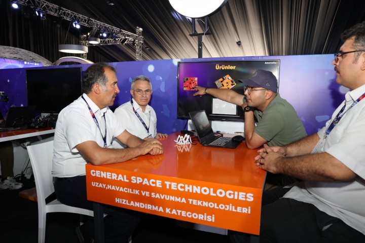 REKTÖR PROF. DR. ÖZAYDIN İLE REKTÖR YARDIMCISI PROF. DR. YUMRUTAŞ ÖĞRENCİLERİNİ YALNIZ BIRAKMADI-2