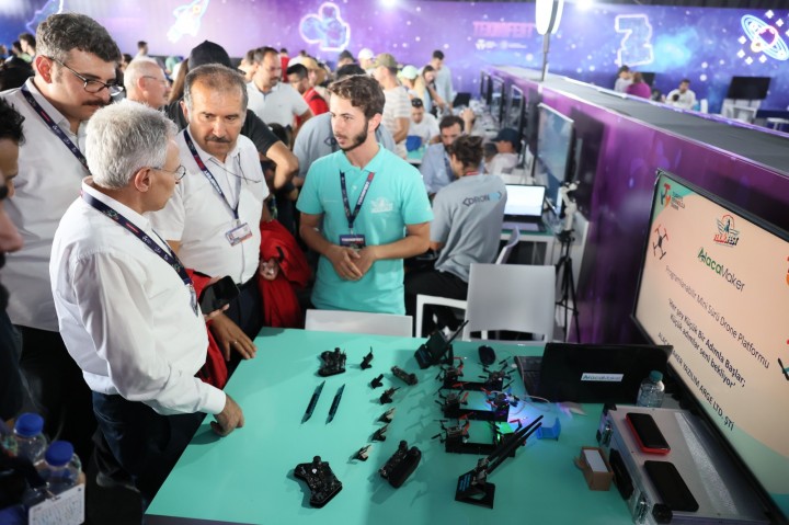 REKTÖR PROF. DR. ÖZAYDIN İLE REKTÖR YARDIMCISI PROF. DR. YUMRUTAŞ ÖĞRENCİLERİNİ YALNIZ BIRAKMADI-3