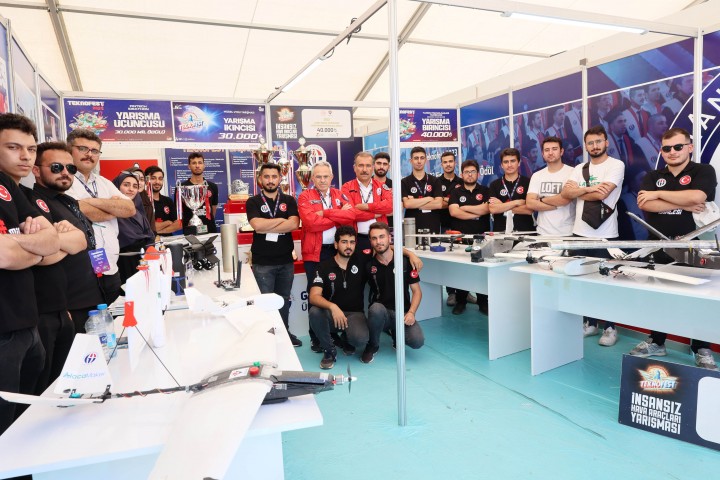 REKTÖR PROF. DR. ÖZAYDIN İLE REKTÖR YARDIMCISI PROF. DR. YUMRUTAŞ ÖĞRENCİLERİNİ YALNIZ BIRAKMADI-4_