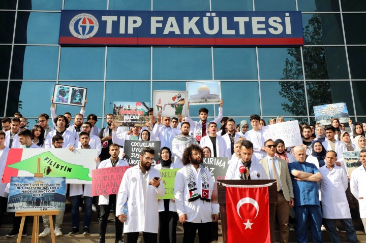 TIP FAKÜLTESİ ÖĞRENCİLERİNDEN TÜRK-FİLİSTİN DOSTLUK HASTANESİ’NİN BOMBALANMASINA TEPKİ-1
