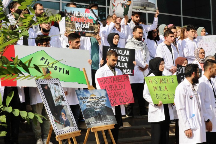 TIP FAKÜLTESİ ÖĞRENCİLERİNDEN TÜRK-FİLİSTİN DOSTLUK HASTANESİ’NİN BOMBALANMASINA TEPKİ-3