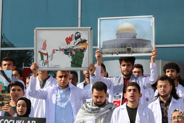 TIP FAKÜLTESİ ÖĞRENCİLERİNDEN TÜRK-FİLİSTİN DOSTLUK HASTANESİ’NİN BOMBALANMASINA TEPKİ-5