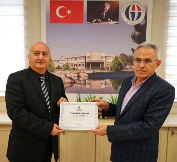 GAÜN REKTÖRÜNDEN ÜNİVERSİTENİN GELİŞİMİNE KATKI SAĞLAYAN PERSONELE TEŞEKKÜR BELGESİ - (4)