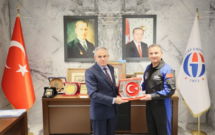 TÜRKİYE'NİN İLK ASTRONOTU ALPER GEZERAVCI’DAN REKTÖR ÖZAYDIN’A ZİYARET - (1)