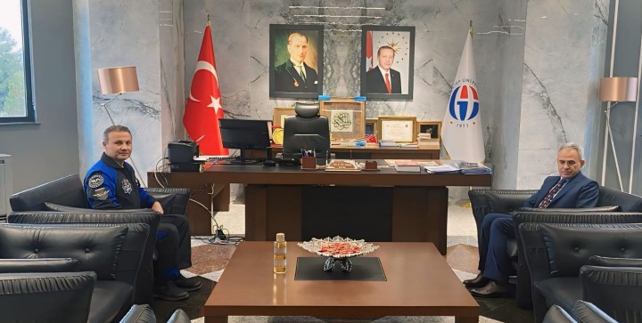 TÜRKİYE'NİN İLK ASTRONOTU ALPER GEZERAVCI’DAN REKTÖR ÖZAYDIN’A ZİYARET - (2)