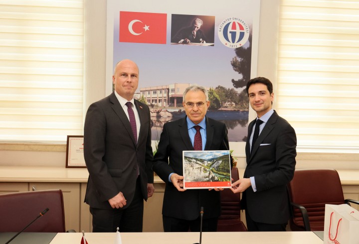 iSVİÇRELİ İŞ İNSANLARINDAN REKTÖRE ÖZAYDIN’A ZİYARET-4