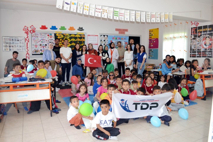 UNİVERSİTELİ ÖĞRENCİLER 23 NİSANI KÖY OKULDAKİ ÇOCUKLARLA BERABER KUTLADI-1
