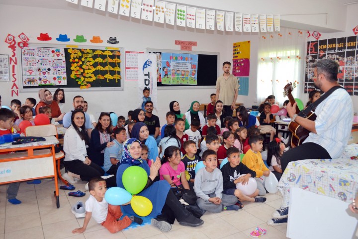 UNİVERSİTELİ ÖĞRENCİLER 23 NİSANI KÖY OKULDAKİ ÇOCUKLARLA BERABER KUTLADI-2