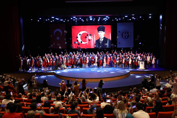 GAÜN NİZİP EĞİTİM FAKÜLTESİ ÖĞRENCİLERİNİN DİPLOMA SEVİNCİ-1