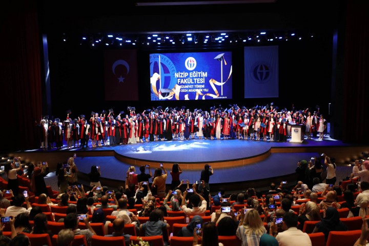GAÜN NİZİP EĞİTİM FAKÜLTESİ ÖĞRENCİLERİNİN DİPLOMA SEVİNCİ-2
