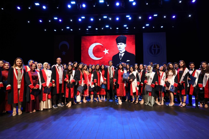 GAÜN NİZİP EĞİTİM FAKÜLTESİ ÖĞRENCİLERİNİN DİPLOMA SEVİNCİ-3