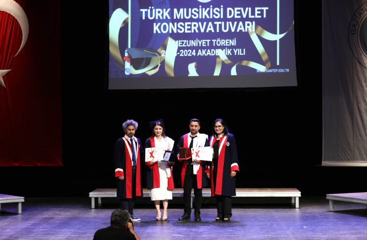 GAÜN TMDK ÖĞRENCİLERİNİN MEZUNİYET SEVİNCİ_