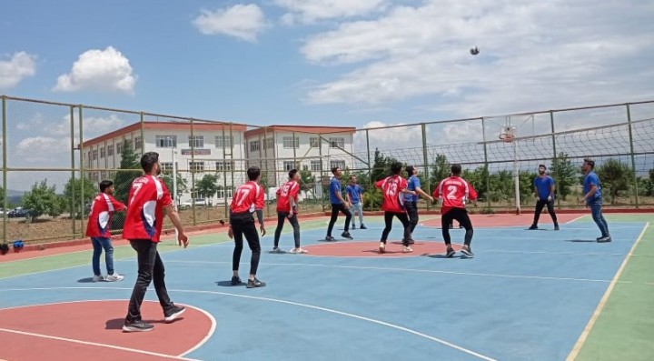 GAÜN-İMYO-VOLEYBOL-TURNUVASI’NDA-BAŞARILI-ÖĞRENCİLER-ÖDÜLLENDİRİLDİ-2