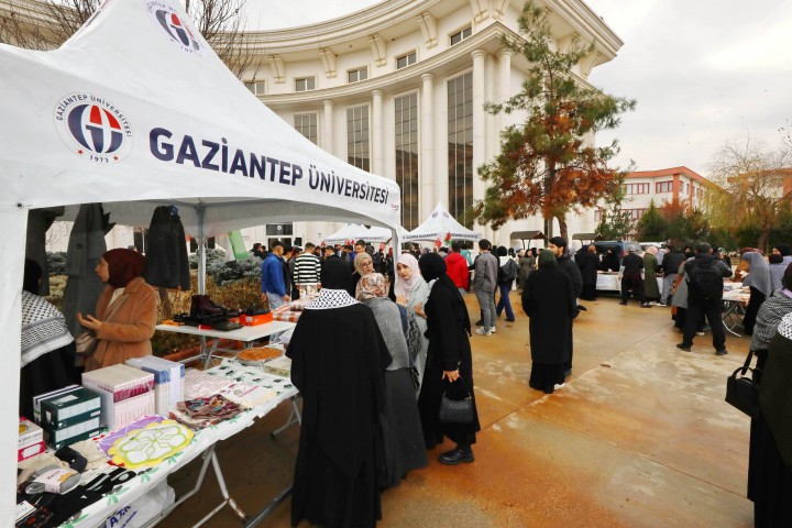 GAÜN’LÜ ÖĞRENCİLER GAZZE İÇİN KERMES DÜZENLEDİ-1