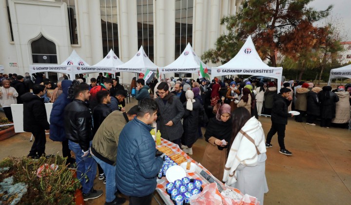GAÜN’LÜ ÖĞRENCİLER GAZZE İÇİN KERMES DÜZENLEDİ-2