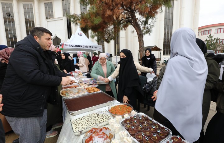 GAÜN’LÜ ÖĞRENCİLER GAZZE İÇİN KERMES DÜZENLEDİ-3